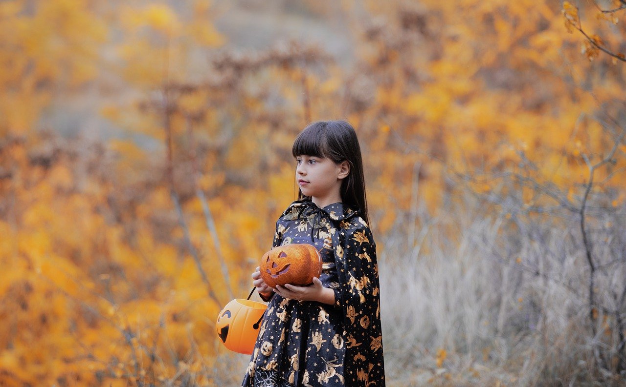 Young girl with pumpkin lanterns